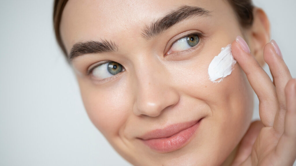 Comment hydrater et apaiser une peau sensible au quotidien ?